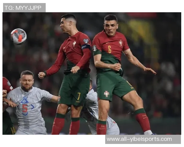 葡萄牙球员内维斯等在巴黎夺七冠国家队发海报庆祝辉煌成就