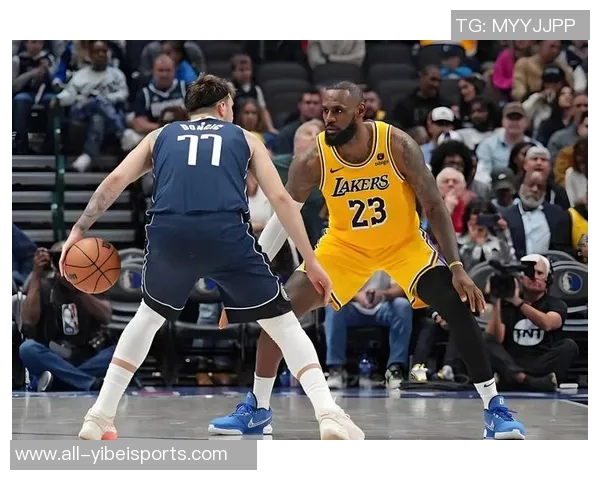 霍华德谈科比与詹姆斯性格差异：独行侠与社交王的鲜明对比