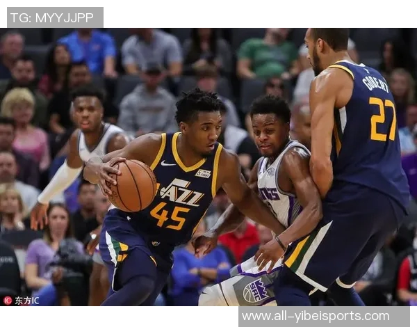 前爵士双煞戈贝尔米切尔赛场趣味互动赌现金引发球迷热议 前爵士双煞戈贝尔米切尔赛场趣味互动赌现金引发球迷热议