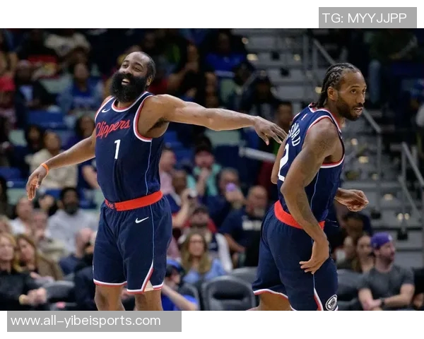 哈登缺席快船对阵太阳的比赛前夕现身母校观看篮球赛事引发热议